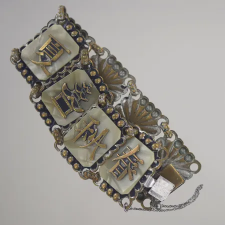 Armband med pärlemo , längd 17 cm, bredd 3 cm