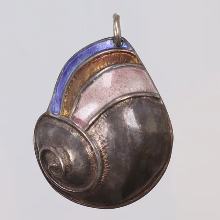 Hänge "snäcka" med emaljdetaljer, 40x28mm inklusive hängöglan, BHN, (Smedja Argentum, Spekeröd, 1993) Silver 925/1000 Vikt: 8,3 g