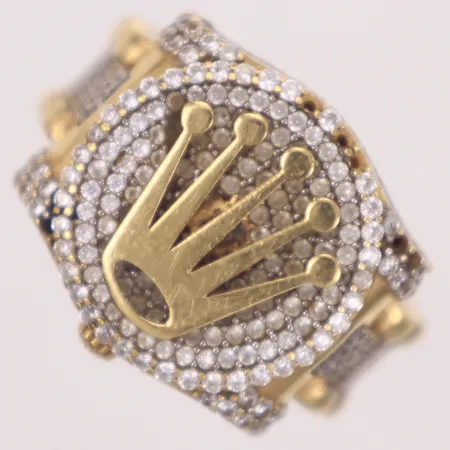 Ring med vita stenar, stl 18¾, bredd 4,8-18,8mm, flera stenar saknas, 18K Vikt: 8,8 g