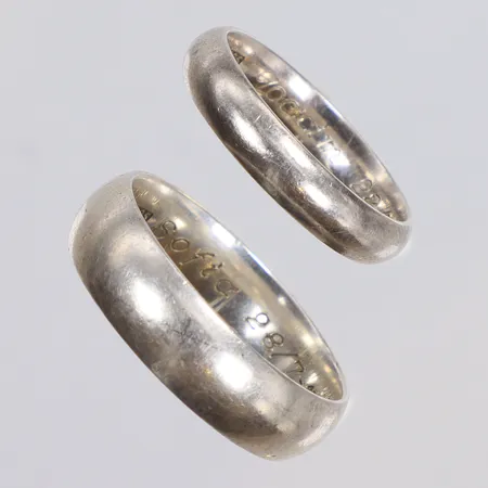 Två släta ringar, stl 17¼, stl 20, gravyr, Silver 925/1000 Vikt: 7,9 g