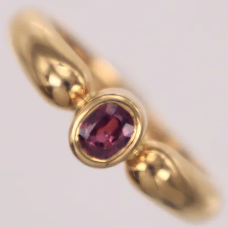 Ring med röd sten, stl 18, bredd 6mm, nagg, 18K Vikt: 7 g