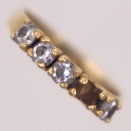Ring med vita stenar, skev, bucklor, en sten saknas, 18K  Vikt: 0,9 g