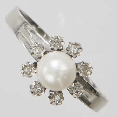 Ring, odlad saltvattenpärla, 8 diamanter 0,08ctv enligt gravyr, Ø19, bredd: 2,2-10,5,mm, vitguld, något skev, 18K Vikt: 3,4 g