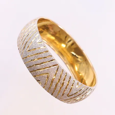 Armring med vitguldsdetaljer, Ø60mm, bredd ca 20mm, 18K.  Vikt: 27,2 g