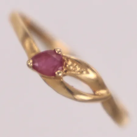 Ring med röd sten, stl 18, bredd 1,3-5mm, svensk importstämpel, 18K  Vikt: 1,1 g