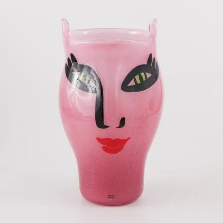 Vas Kosta Boda "Open Mind", Ulrica Hydman-Vallien, signerad, höjd ca 26 cm.OBS! Skickas tidigast 4/8 pga. semesterstängt. Vikt: 0 g Skickas med postpaket.
