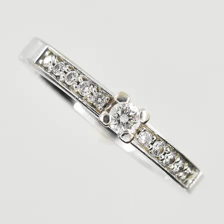 Ring med diamanter 0,18ctv, stl 15¾, bredd 3 mm, gravyr, vitguld, 18K. Vikt: 3,8 g