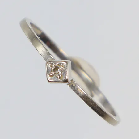 Ring med diamant 1xca0,01ct, stl 16¾, bredd 1-3mm, vitguld, 18K  Vikt: 1,2 g