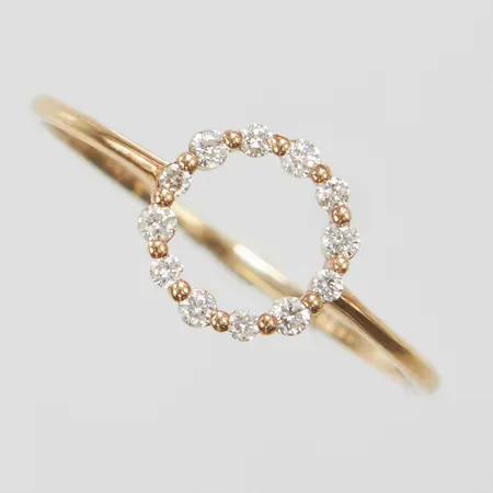 Ring, diamanter 6 x 0,01ct + 6 x ca.0,0005ct, Ø15¾, bredd: 0,7-7,4mm, 10K Vikt: 0,5 g