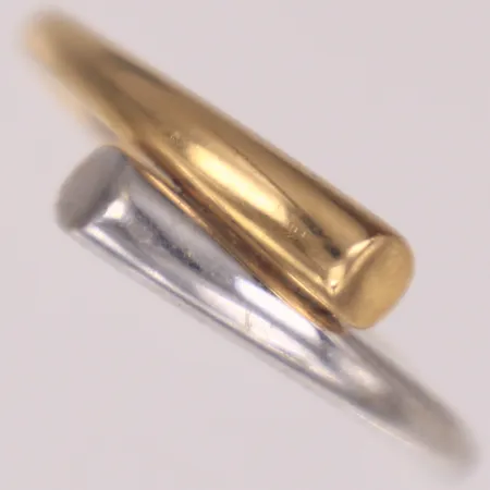 Ring, stl 19, bredd 1,7-6,2mm, tvåfärgad, Guldfynd, 18K  Vikt: 2,3 g