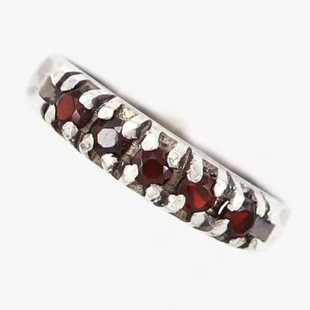 Ring med röda stenar, stl 16, bredd: 2-4mm, silver 835/1000 Vikt: 1,9 g