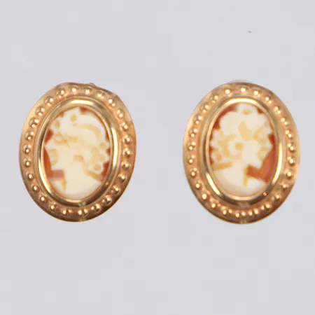 Ett par örhängen camé, 11x9mm, saknar en snurrebuss, 18K  Vikt: 1,2 g