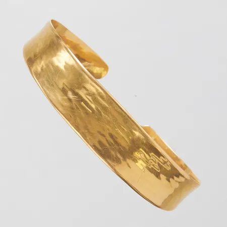 Stelt armband, Øca.60mm, Palmberg för ALTON, hammrad yta, skev, repor, 18K  Vikt: 15,2 g