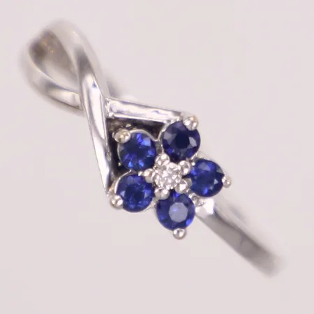 Ring med diamant 1xca0,01ct och blå stenar, stl 16½, bredd 1-6,5mm, Jasabi, vitguld, 14K Vikt: 1,8 g
