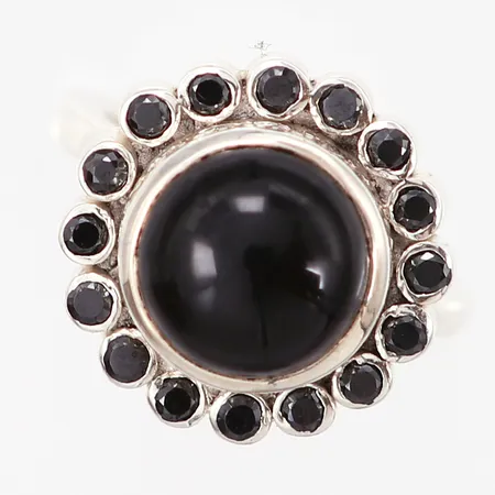 Ring Kumkum med svarta stenar, stl 16¼, bredd: 2-16mm, silver 925/1000 Vikt: 8,9 g