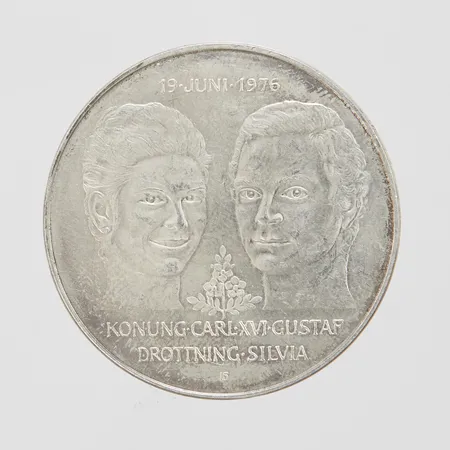 Minnesmynt, Ø35,9mm,  Det kungliga bröllopet, Konung Carl XVI Gustaf Drottning Silvia 19 Juni 1976, nominellt värde 50 kr, silver finhalt 925/1000 Vikt: 26,9 g