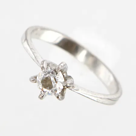 Ring med vit sten, stl: 15½, silver  Vikt: 1,3 g