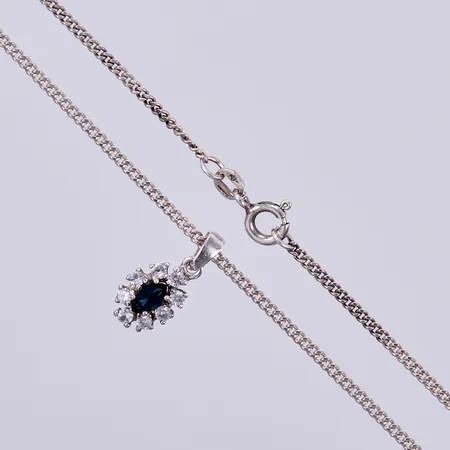 Kedja Pansar, längd ca 46,5cm, bredd ca 1mm, hänge med stenar längd ca 15mm, bredd ca 2-6mm, silver Vikt: 4,8 g