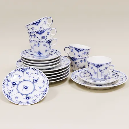 6 koppar med fat och assiett, Royal Copehagen, Musselmalet, kopp höjd ca 6,5cm, Ø7,3cm, nr 719, fat Ø12,6cm, nr 719, assiett Ø17,2cm, nr 574 Skickas med postpaket.