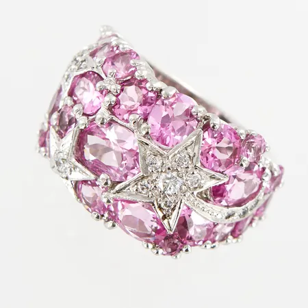 Ring med rosa och vita stenar, stl 18, bredd framtill ca 17mm, 925/1000 Silver Vikt: 17 g