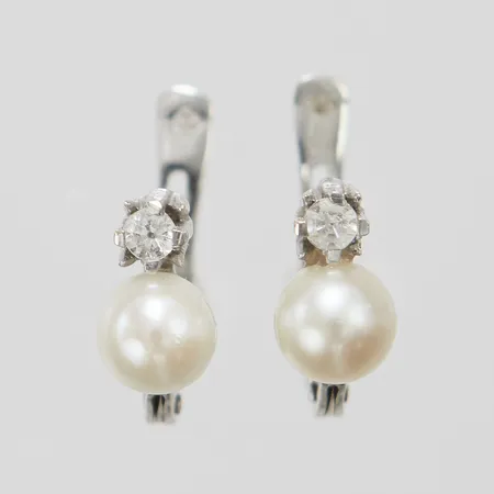 Ett par örhängen, odlade saltvattenpärlor, en med liten ytdefekt, vita stenar, 14,5x5,2mm, vitguld, 18K Vikt: 2,2 g