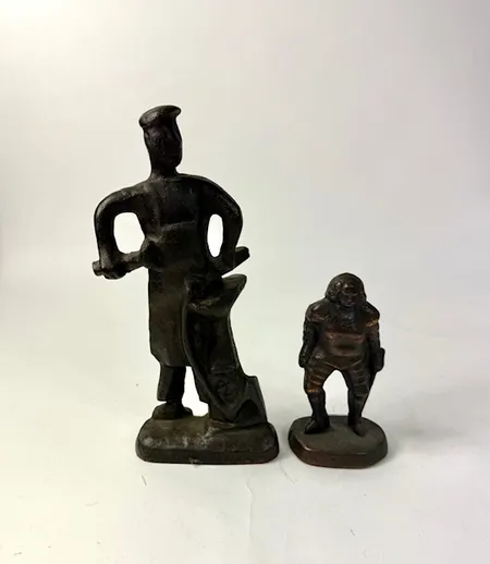 Staty, smed från Eskilstuna, Allan Ebeling (1897-1975) höjd 21 cm, bredd 10 cm, staty Carl X Gustaf, höjd 12 cm, bredd 6 cm, metall