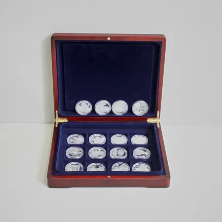 Myntsamling i silver, Sveriges Historia, 16 Mynt, 925/1000, myntkapslar, schatull i trä, vikt 252g.