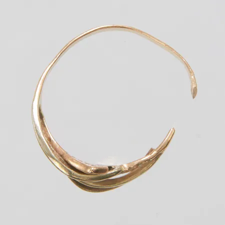 Ring, defekt, avklippt och skev, vita stenar, 14K Vikt: 2,6 g