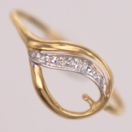 Ring med diamant 1xca0,005ct åttkantslipad, stl 17½, bredd 0,8-9,2mm, tvåfärgad, 18K  Vikt: 0,9 g