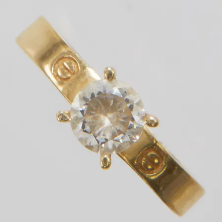 Ring, vit sten, Ø18, bredd:3-5,9mm, skev, OBS ej märkesdesign, 14K Vikt: 1,9 g