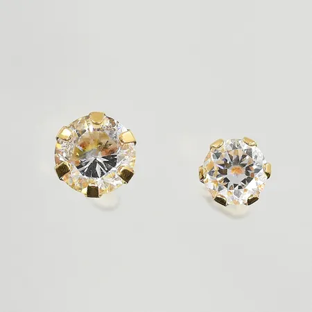 2  örhängen med vita stenar, olika storlekar, Ø5 mm och Ø3 mm, 18K. Vikt: 0,8 g