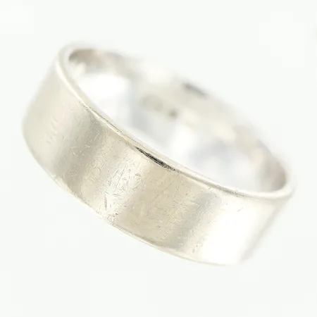 Ring, slät, stl 20, bredd 6,5mm, Schallins, vitguld, 18K. Vikt: 9,3 g