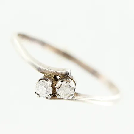 Ring, vita stenar, stl 19, bredd 2-6mm, något skev skena, 925/1000 silver Vikt: 1,3 g