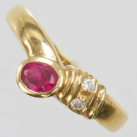 Ring, syntetisk rubin samt vita stenar, Ø17½, bredd: 2,1-7,1mm, repor invändigt, 14K Vikt: 2,9 g