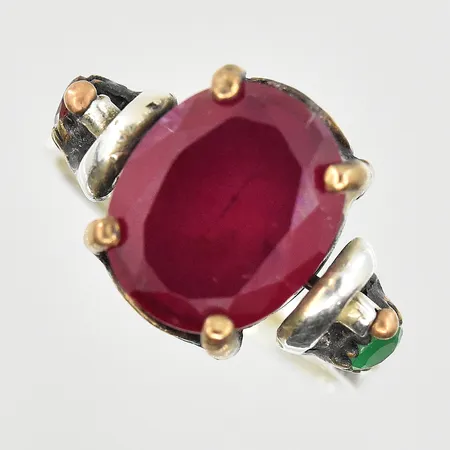 Ring med vändbar platta/vändbara stenar,1 grön sten, 1 röd sten, stl 17¾, förgyllda detaljer, 925/1000 silver. Vikt: 6,6 g