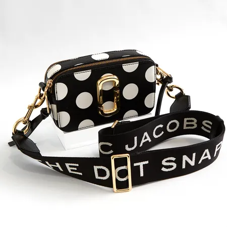 Väska Marc Jacobs, The Dot Snapshot, 19x11x6cm, axelrem, dustbag, smärre bruksrepor Vikt: 0 g