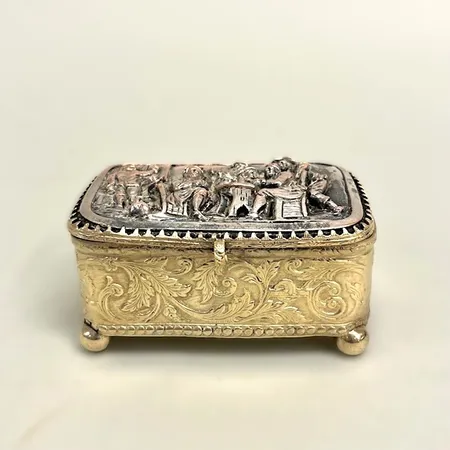 Skrin, krogmotiv, längd 8,5cm, bredd 5cm, höjd 4,5cm, kulfötter, smärre ojämnheter, mässing/nysilver, Skickas med paket.