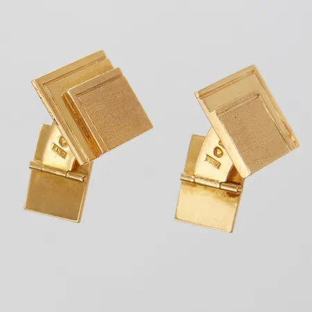 Ett par manschettknappar, delvis matterad yta, 15,3x21mm, repor, svenska stämplar, 18K  Vikt: 21,8 g