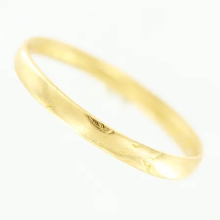 Ring, slät, stl 19¾, gravyr, skev, 18K.  Vikt: 2,1 g