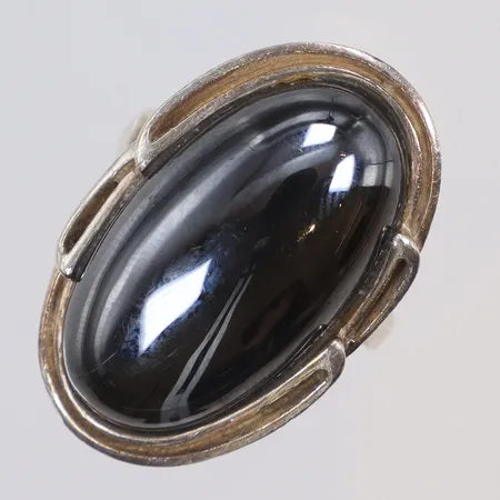 Ring med sten troligen hematit, stl 17, bredd 2-29mm, Silver 925/1000  Vikt: 12,2 g