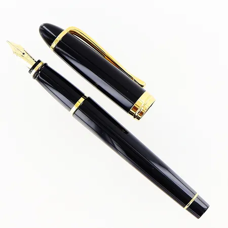 Reservoarpenna, Aurora, svart resin, stift 14K, längd 13,5cm, tillverkad i Italien, med originaletui, ytterkartong, inköpt på Brobergs Malmö