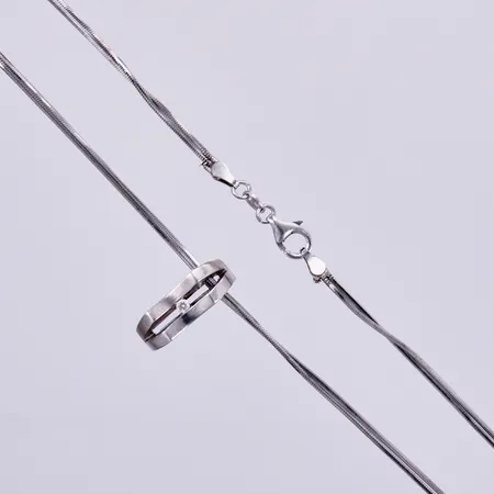 Kedja, 2-radigt längd längd ca 41,5cm, bredd ca 1mm, hänge med vit sten längd ca 2cm, bredd ca 6mm, 925/1000 silver Vikt: 10,5 g