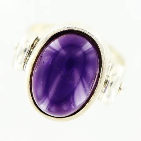 Ring, cabochonslipad ametist 14x9mm, stl 16¾, bredd 4,1-16mm, Silver 835/1000. Vikt: 7,1 g