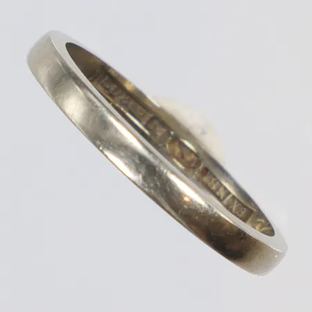 Ring slät, stl 17½, bredd 2mm, vitguld, gravyr, 18K  Vikt: 2,7 g