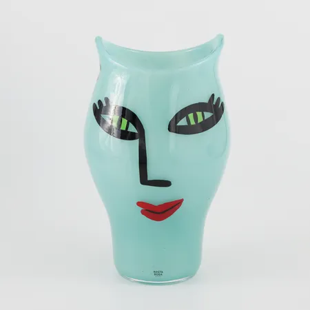 Vas Kosta Boda "Open Mind", Ulrica Hydman-Vallien, signerad 7041201, höjd ca 26 cm.OBS! Skickas tidigast 4/8 pga. semesterstängt. Vikt: 0 g Skickas med postpaket.