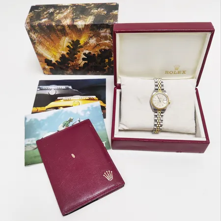 Damur Rolex Datejust, stål/guld, automatisk, Ø 26mm, refnr: 69173, serinr: R293232, cal. 2135, verknr: 0894991, safirglas, datum, sekundvisare lös/servicebehov, jubilelänk stål/guld, ref: 62523D.18, viklås, slapp länk, manual, certifikat Douglas Krook Aug 1988, box, ytterkartong. 