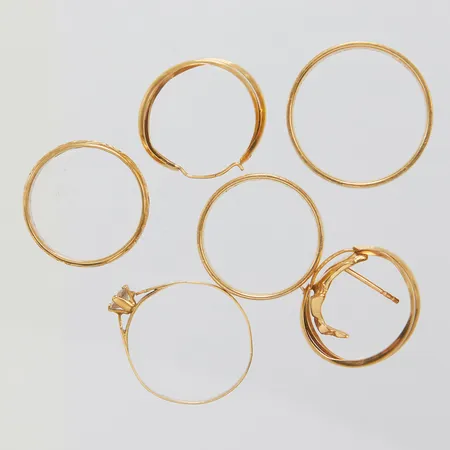 Diverse guld, gravyrer, skevt, udda, stenar, 18K bruttovikt 13,6g. 