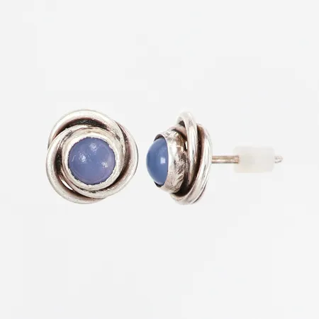Ett par örhängen, blå stenar Ø10mm, 1 stopp saknas, silver 925/1000 Vikt: 2,9 g