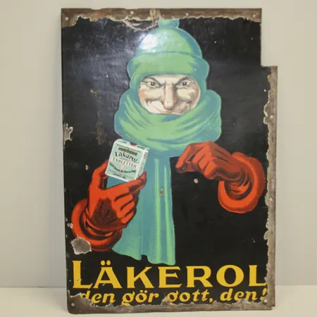 Emaljskylt "Läkerol - den gör gott, den!", mått ca 70x49cm, emaljbortfall, repig. Skickas med postpaket.