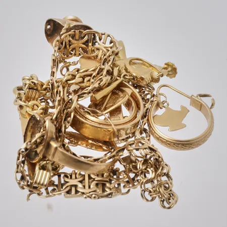 Diverse defekt guld, 18K, vikt 44,95g.